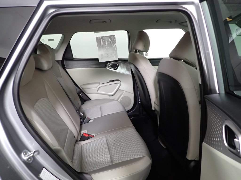 Used 2025 Kia Soul LX w/ LX Technology Package FWD image 31