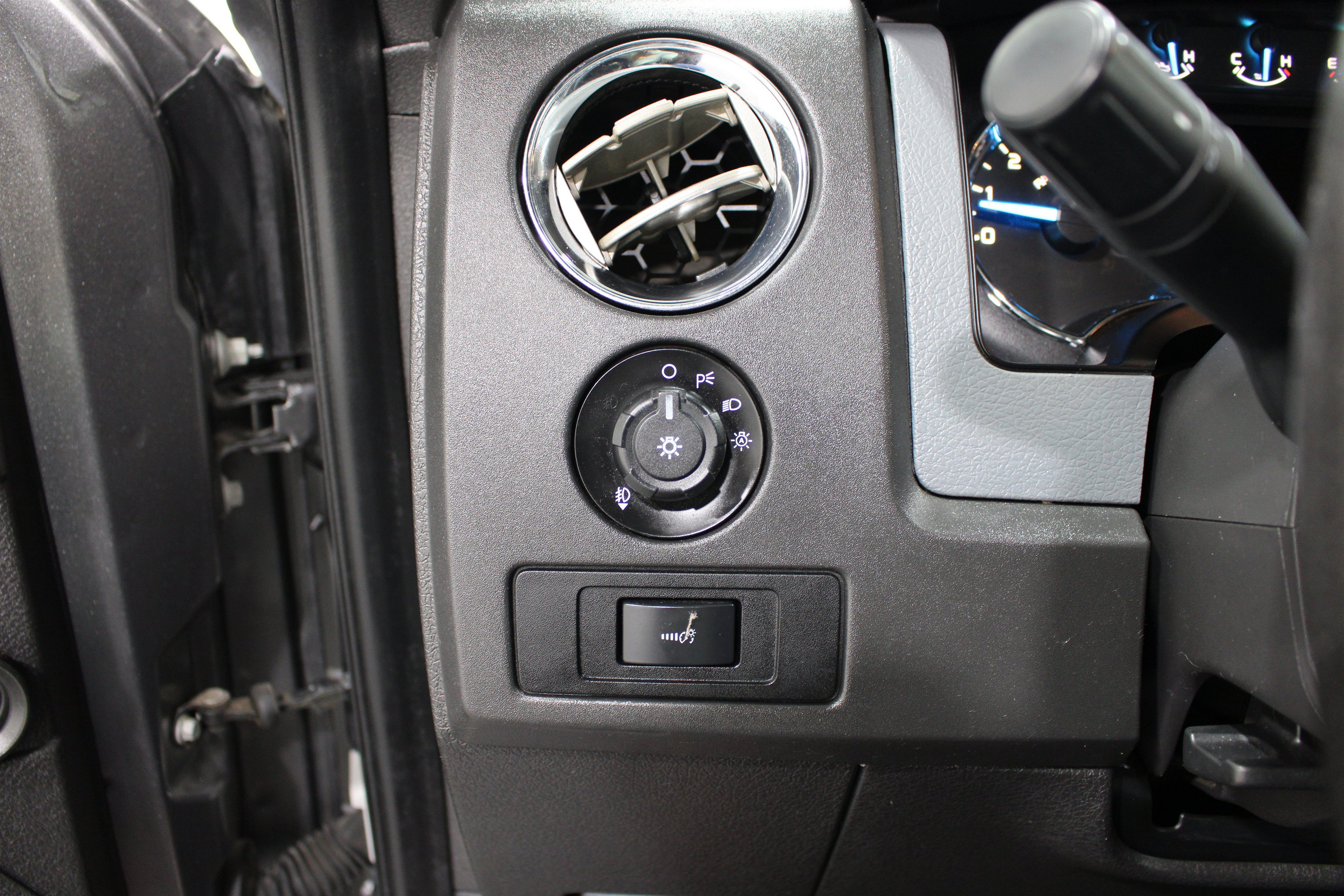 Used 2014 Ford F150 XLT w/ Equipment Group 302A Luxury RWD image 8