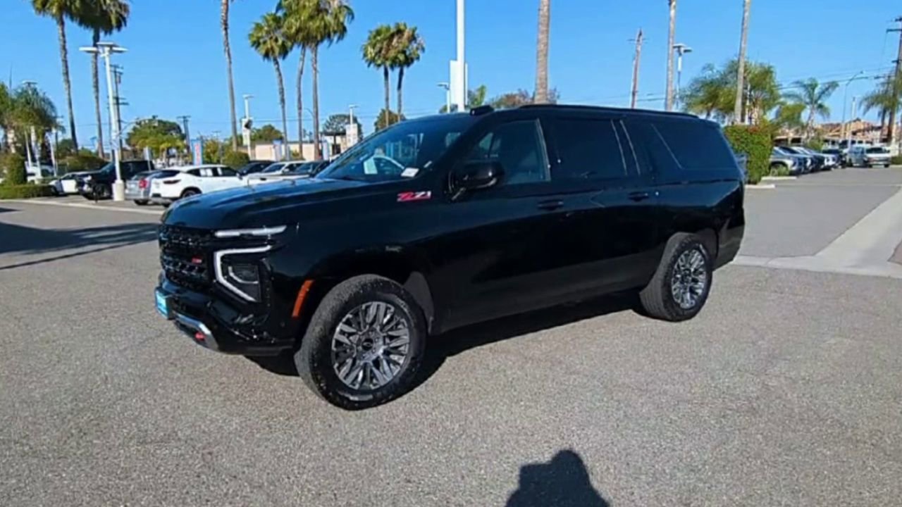 Used 2025 Chevrolet Suburban Z71 AWD/4WD image 4