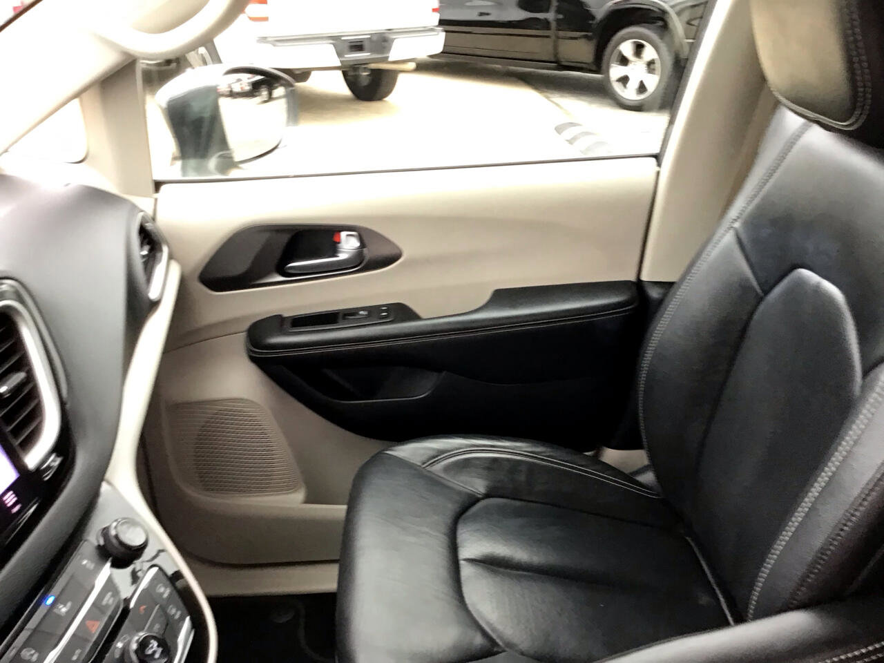 Used 2022 Chrysler Pacifica Touring-L image 19