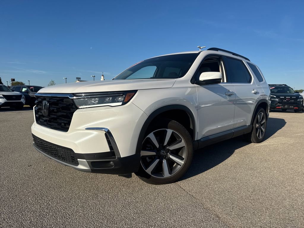 Used 2025 Honda Pilot Touring image 1