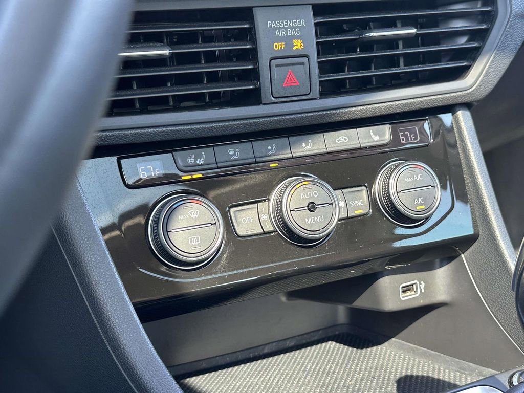 Used 2019 Volkswagen Jetta SE w/ Cold Weather Package image 28