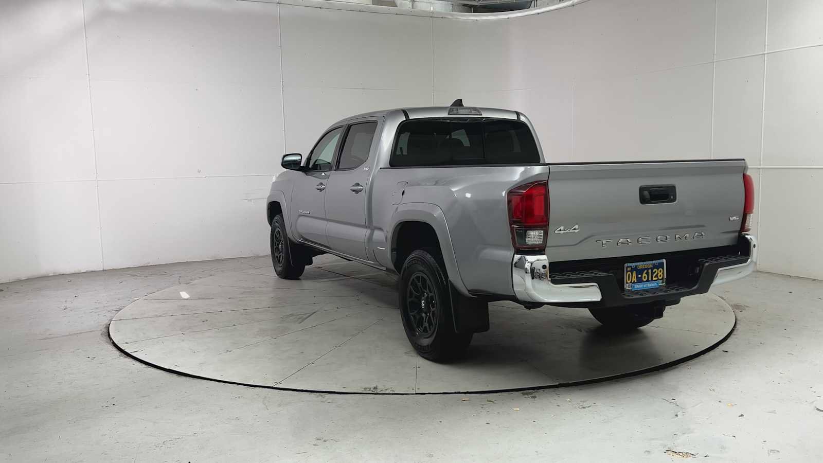 Used 2020 Toyota Tacoma SR5 AWD/4WD image 3