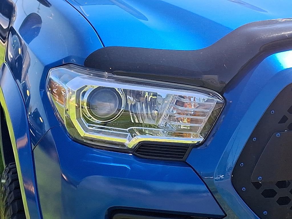 Used 2017 Toyota Tacoma TRD Off-Road AWD/4WD image 9