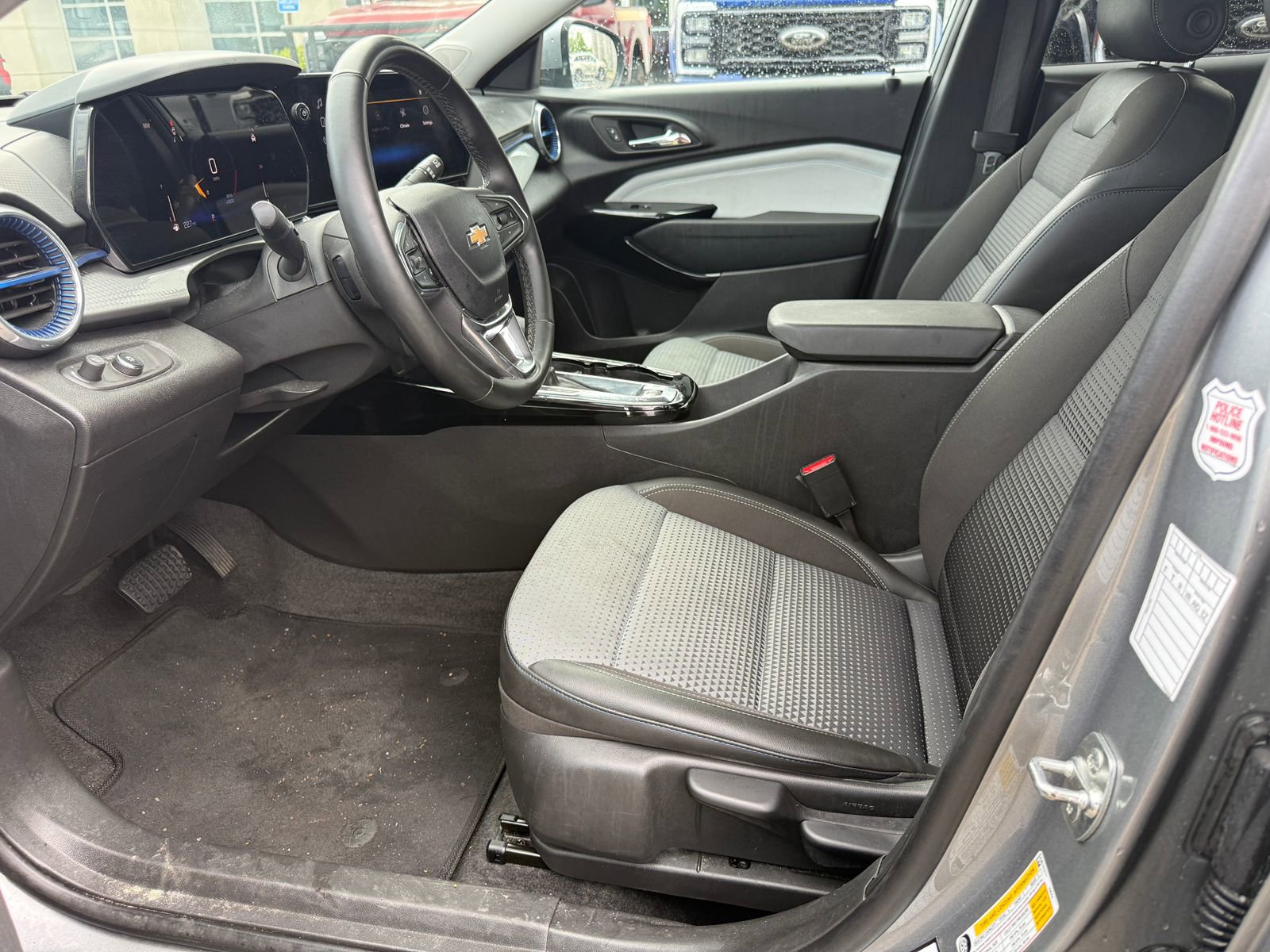 Used 2025 Chevrolet Trax LT w/ LT Convenience Package FWD image 11