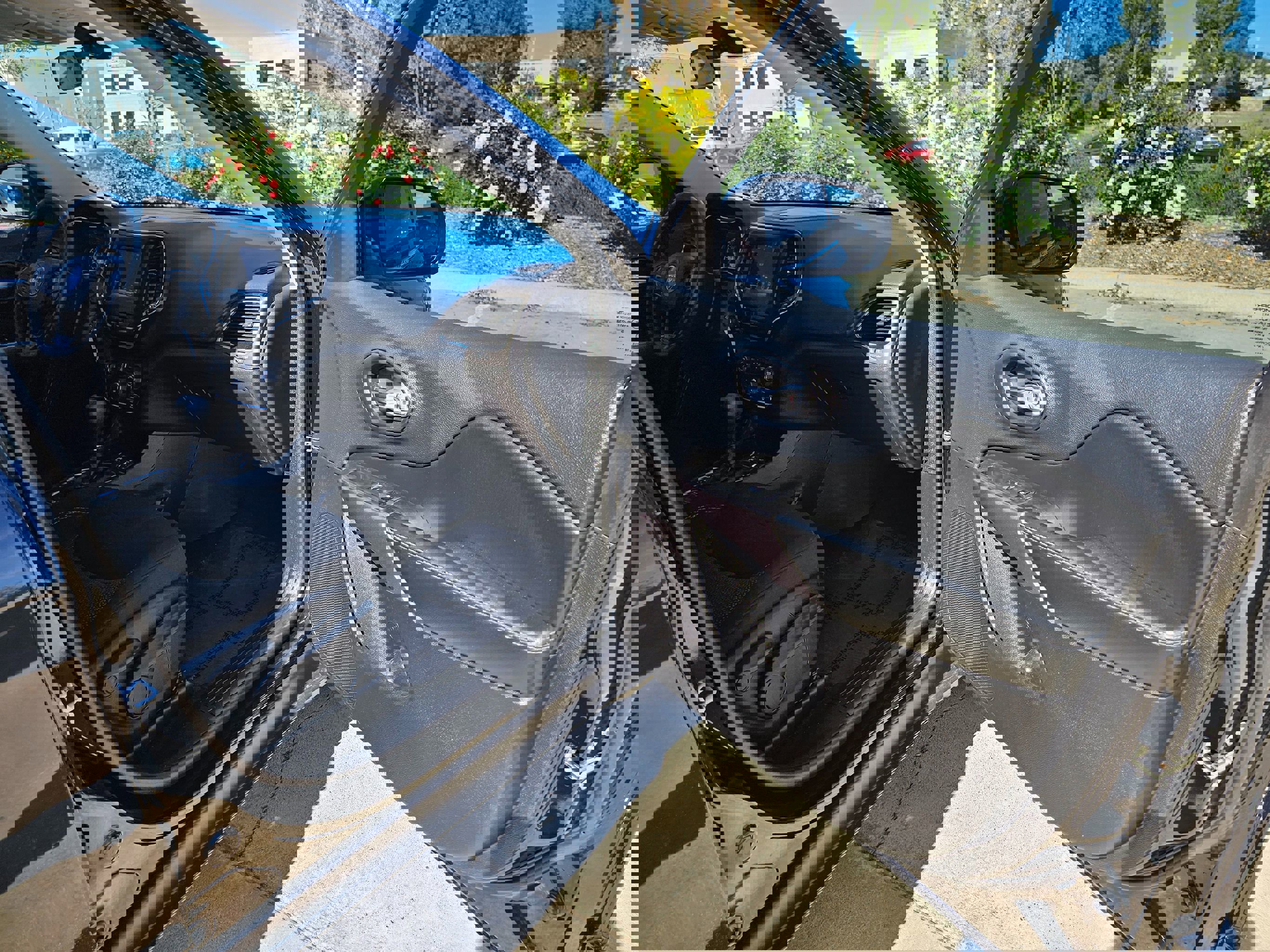 Used 2019 Jeep Cherokee Latitude w/ Popular Appearance Group image 28