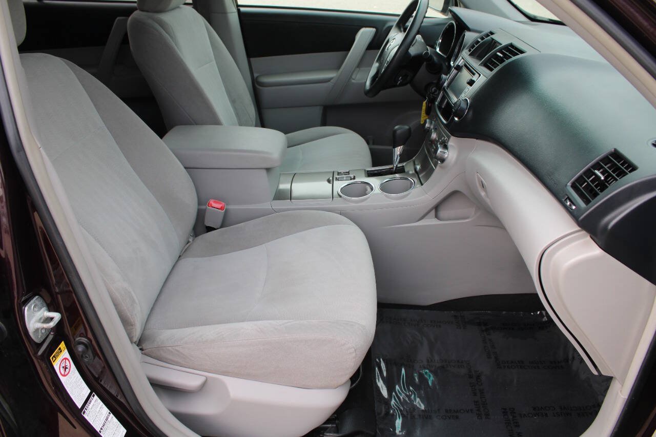 Used 2013 Toyota Highlander 4WD w/ Cold Weather Pkg image 8