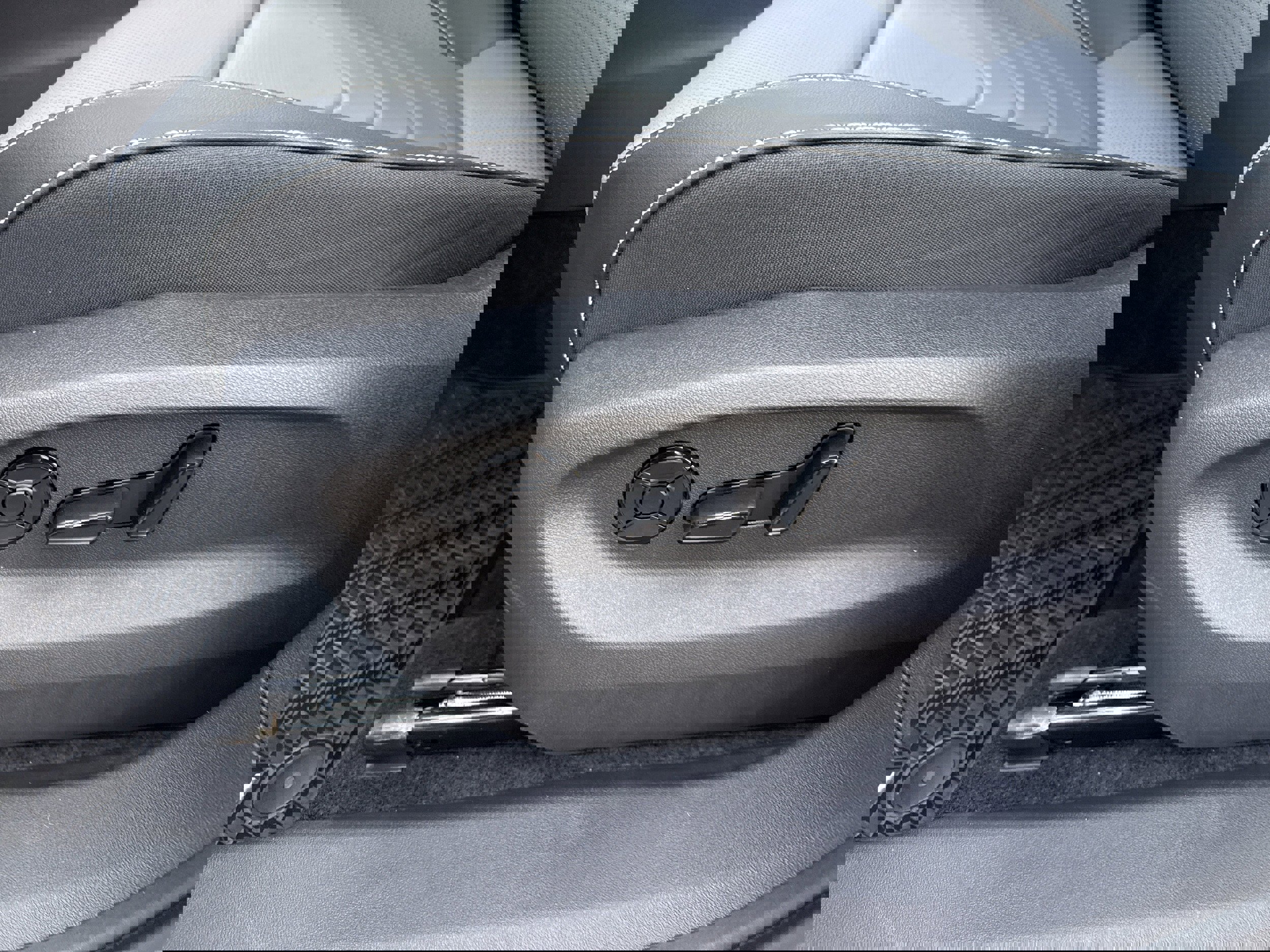 New 2025 Volkswagen Tiguan SE image 14