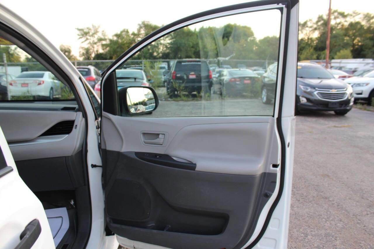 Used 2018 Toyota Sienna L image 18