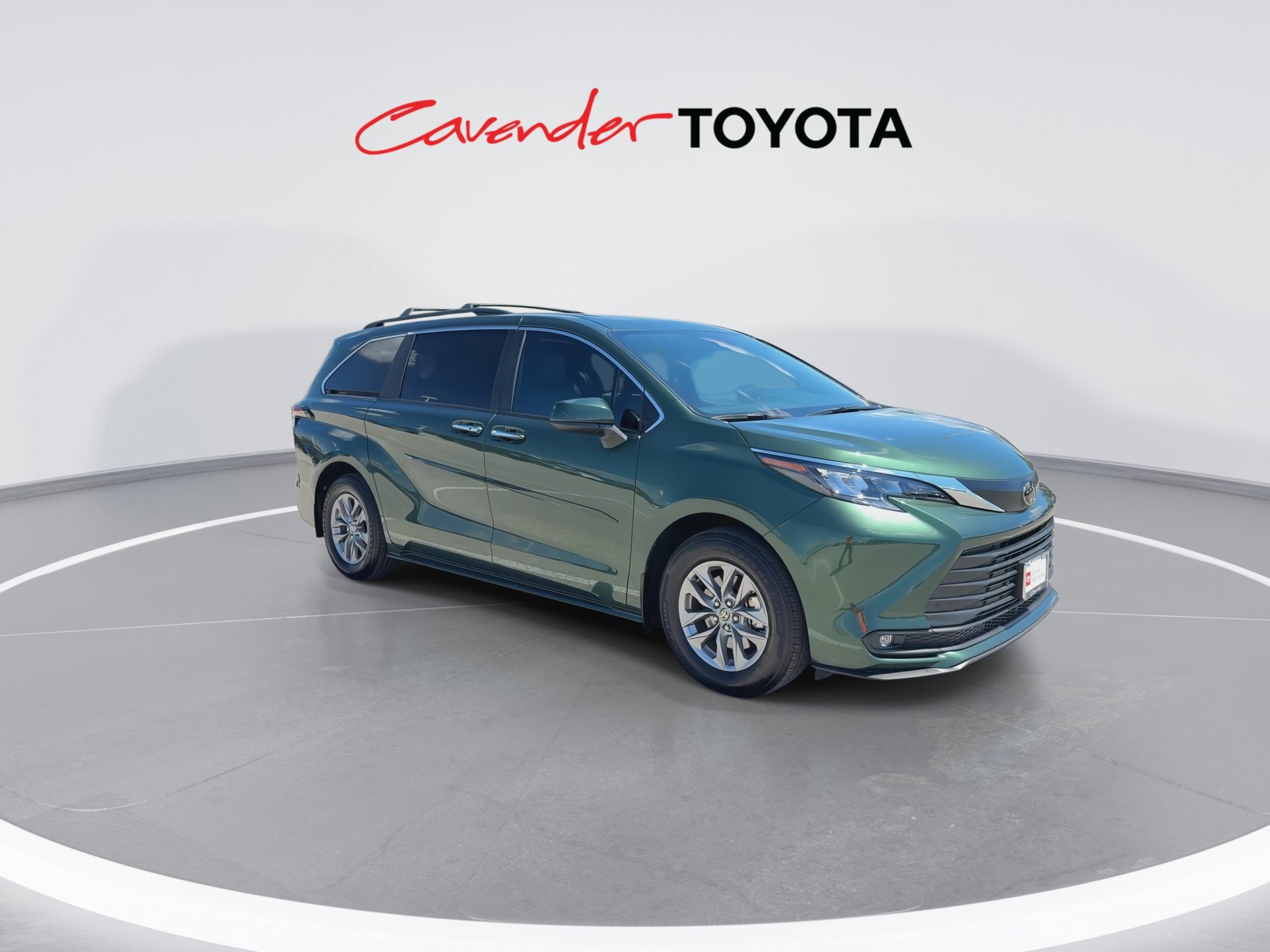 Used 2026 Toyota Sienna XLE FWD image 2