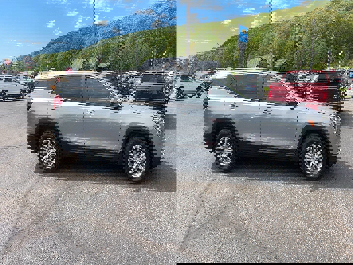 Used 2023 GMC Terrain SLE image 4