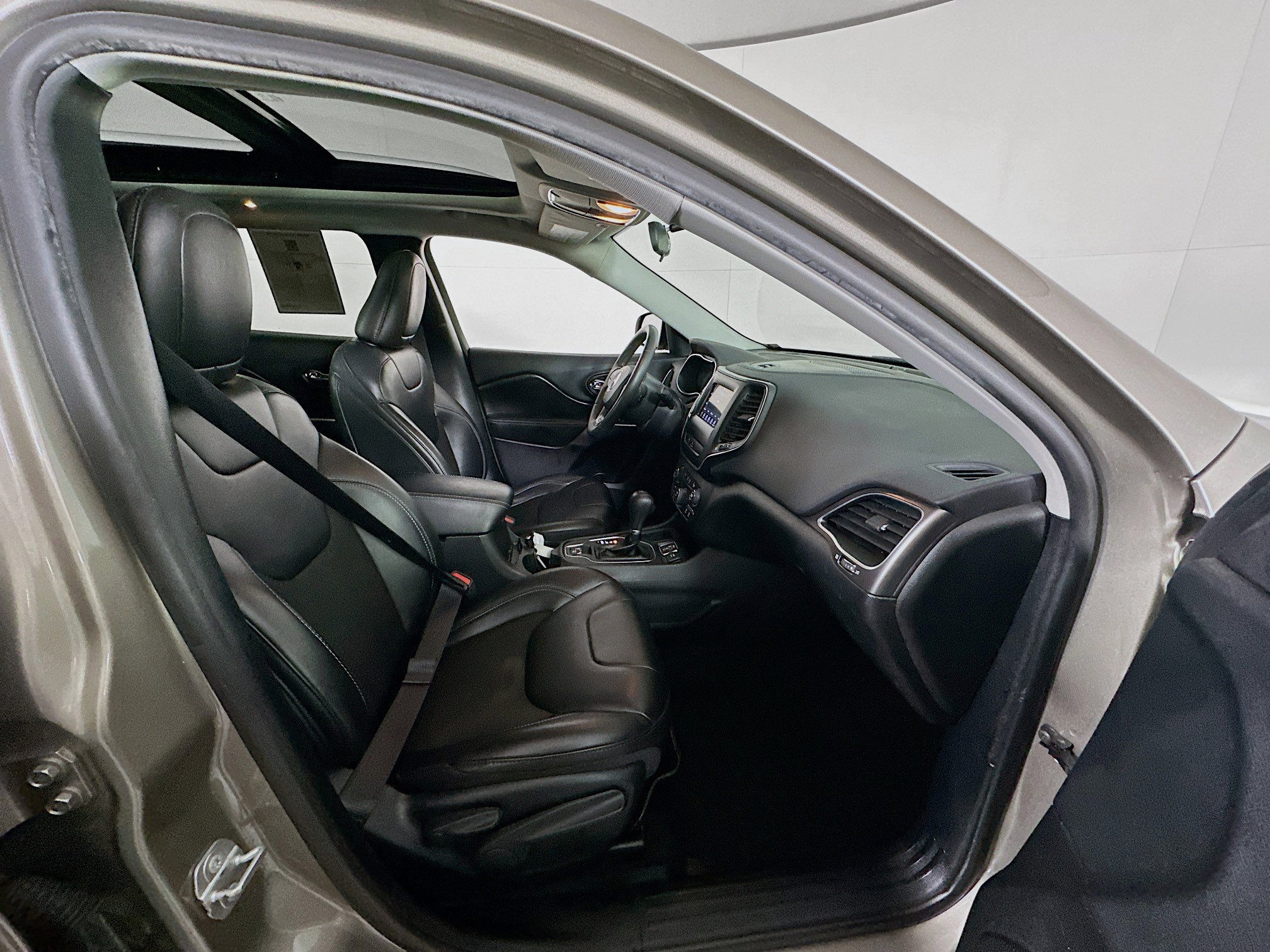 Used 2020 Jeep Cherokee Latitude Plus FWD image 32