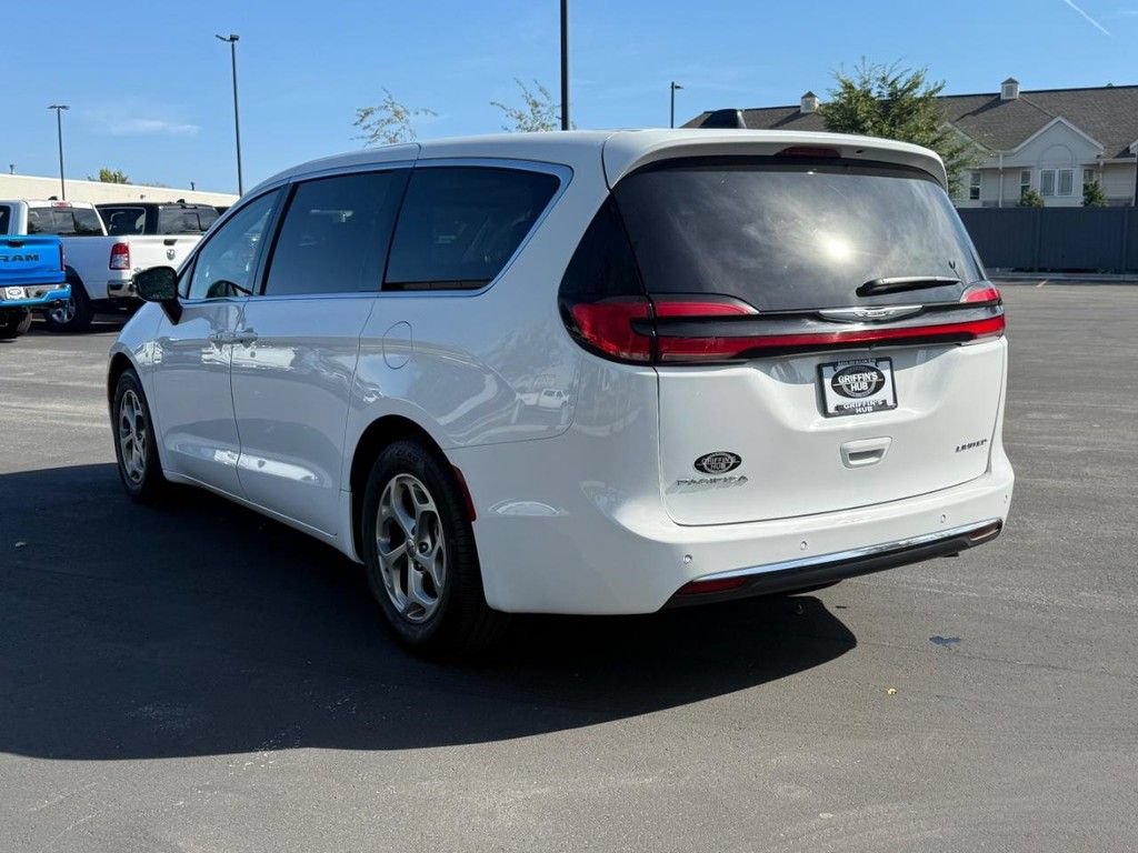 Used 2024 Chrysler Pacifica Limited FWD image 8