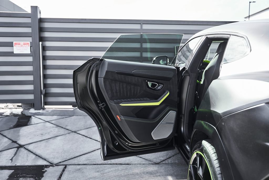 Used 2022 Lamborghini Urus AWD/4WD image 27