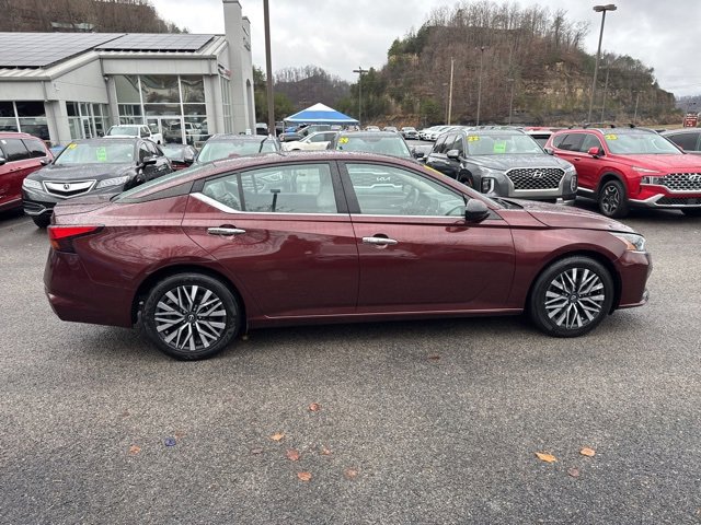 Used 2024 Nissan Altima 2.5 SV image 2