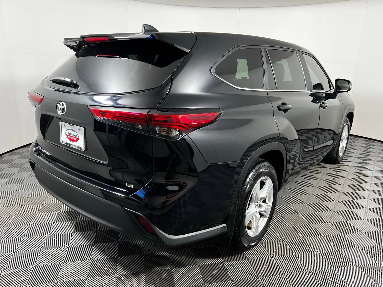Certified 2023 Toyota Highlander LE image 5
