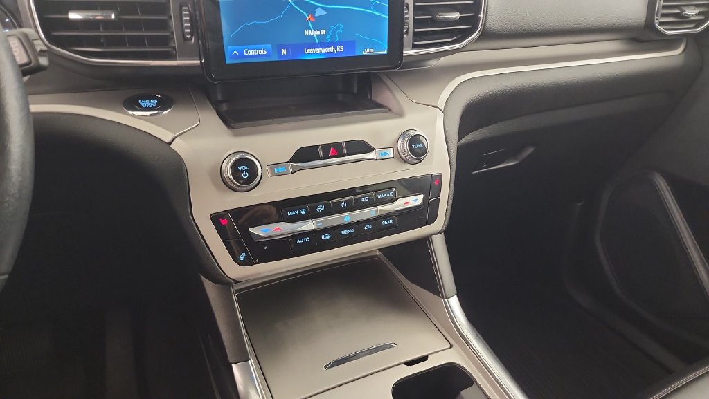Used 2022 Ford Explorer XLT w/ Equipment Group 202A AWD/4WD image 17