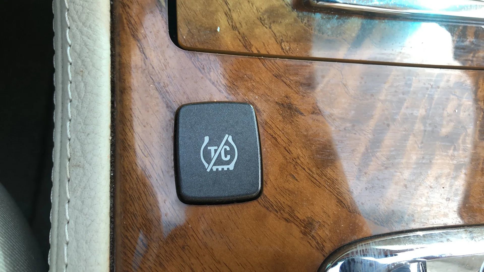 Used 2011 Cadillac DTS Platinum image 36