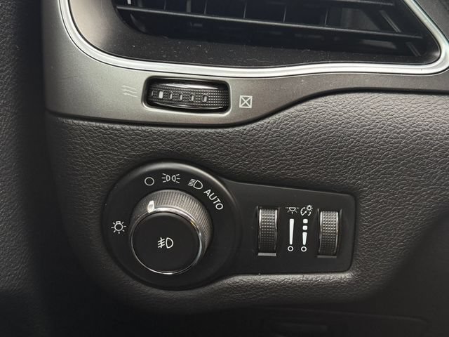 Used 2019 Jeep Cherokee Latitude Plus AWD/4WD image 11