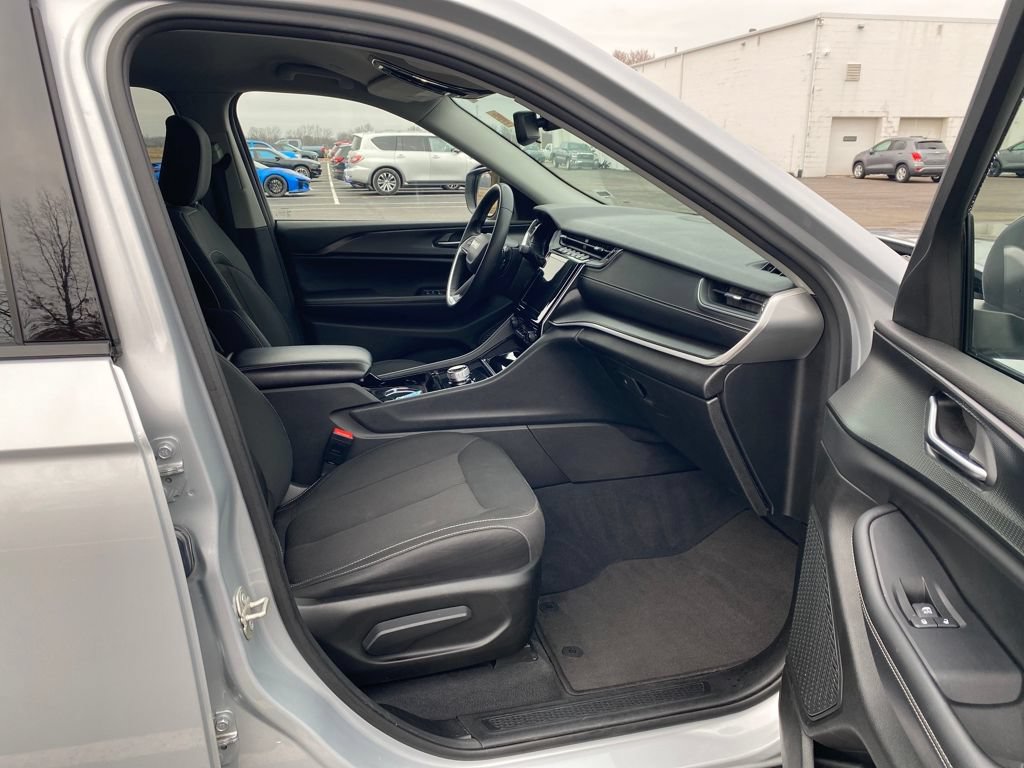 Used 2023 Jeep Grand Cherokee L Laredo RWD image 12