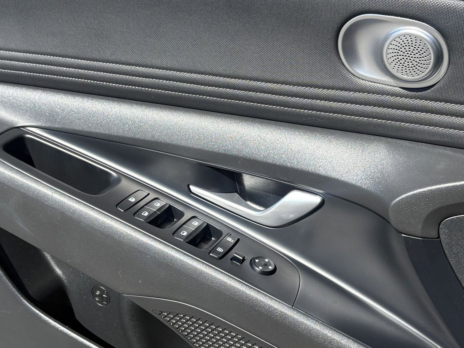 Used 2025 Hyundai Elantra SEL FWD image 18