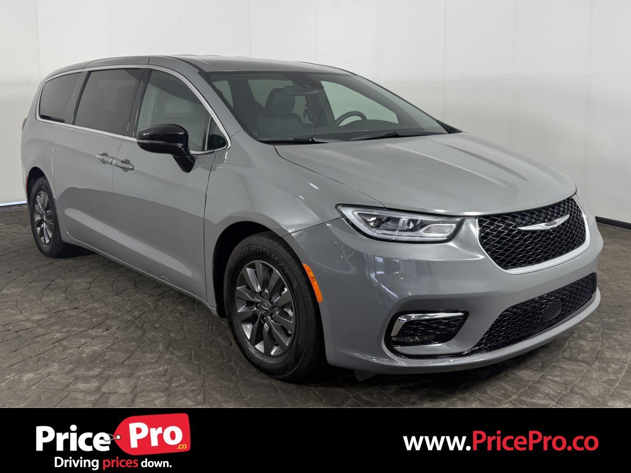 Used 2025 Chrysler Pacifica Select