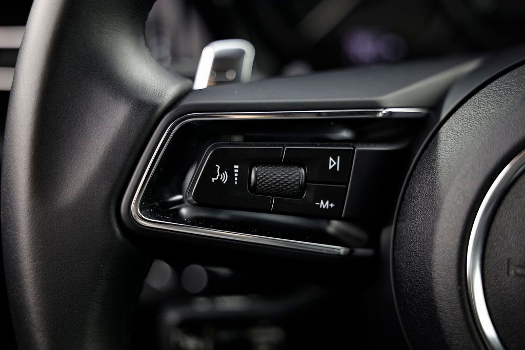 Certified 2025 Porsche Macan AWD/4WD image 36