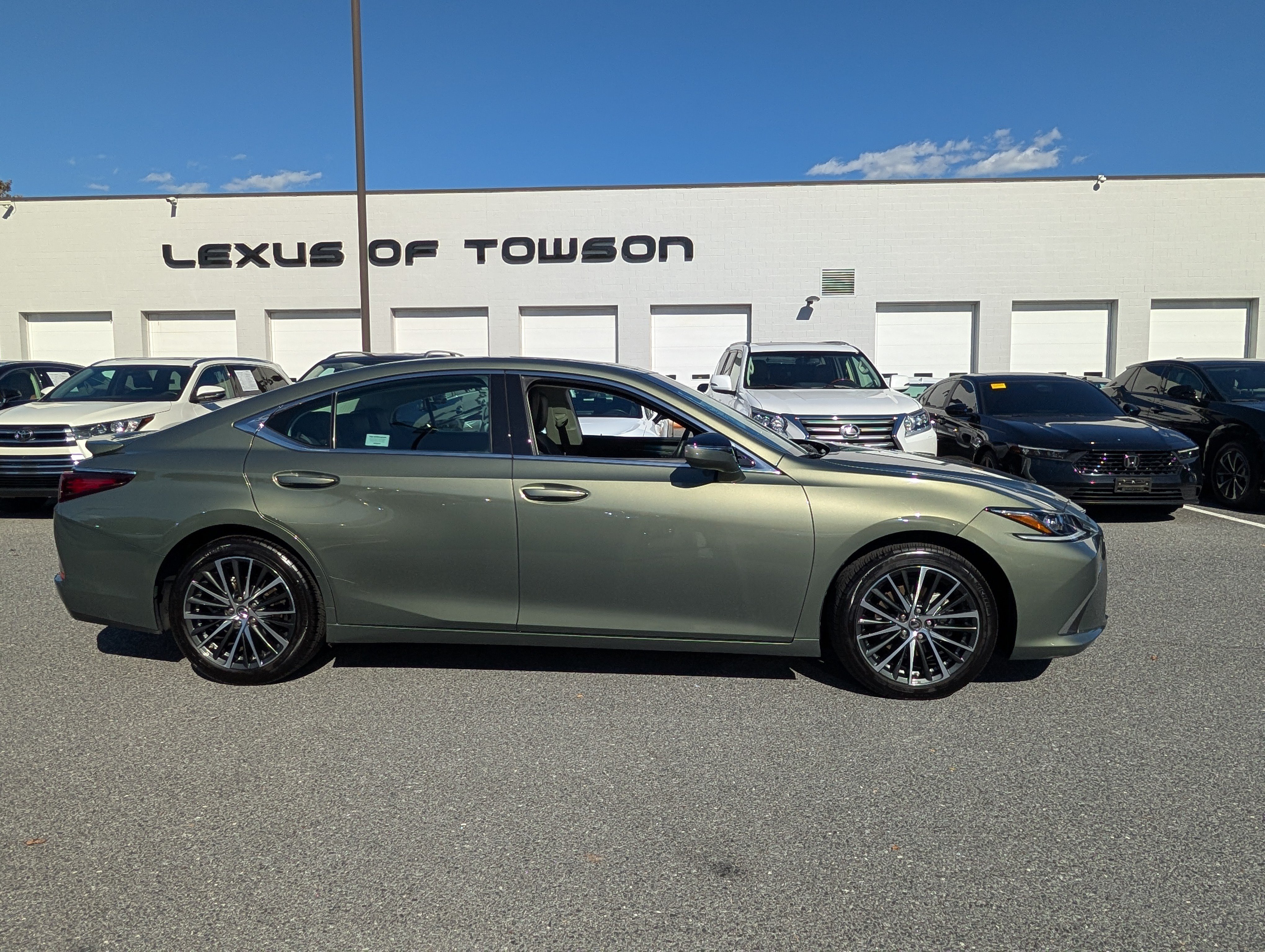 Certified 2025 Lexus ES 350 w/ Premium Package FWD image 2