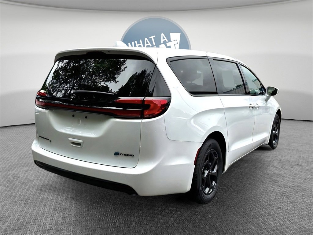 New 2022 Chrysler Pacifica Touring-L w/ S Appearance Package image 32