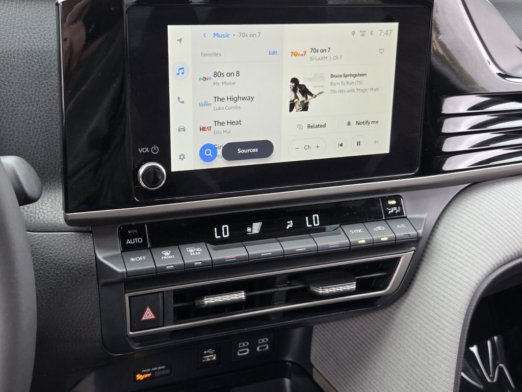 Used 2025 Toyota Camry SE image 16