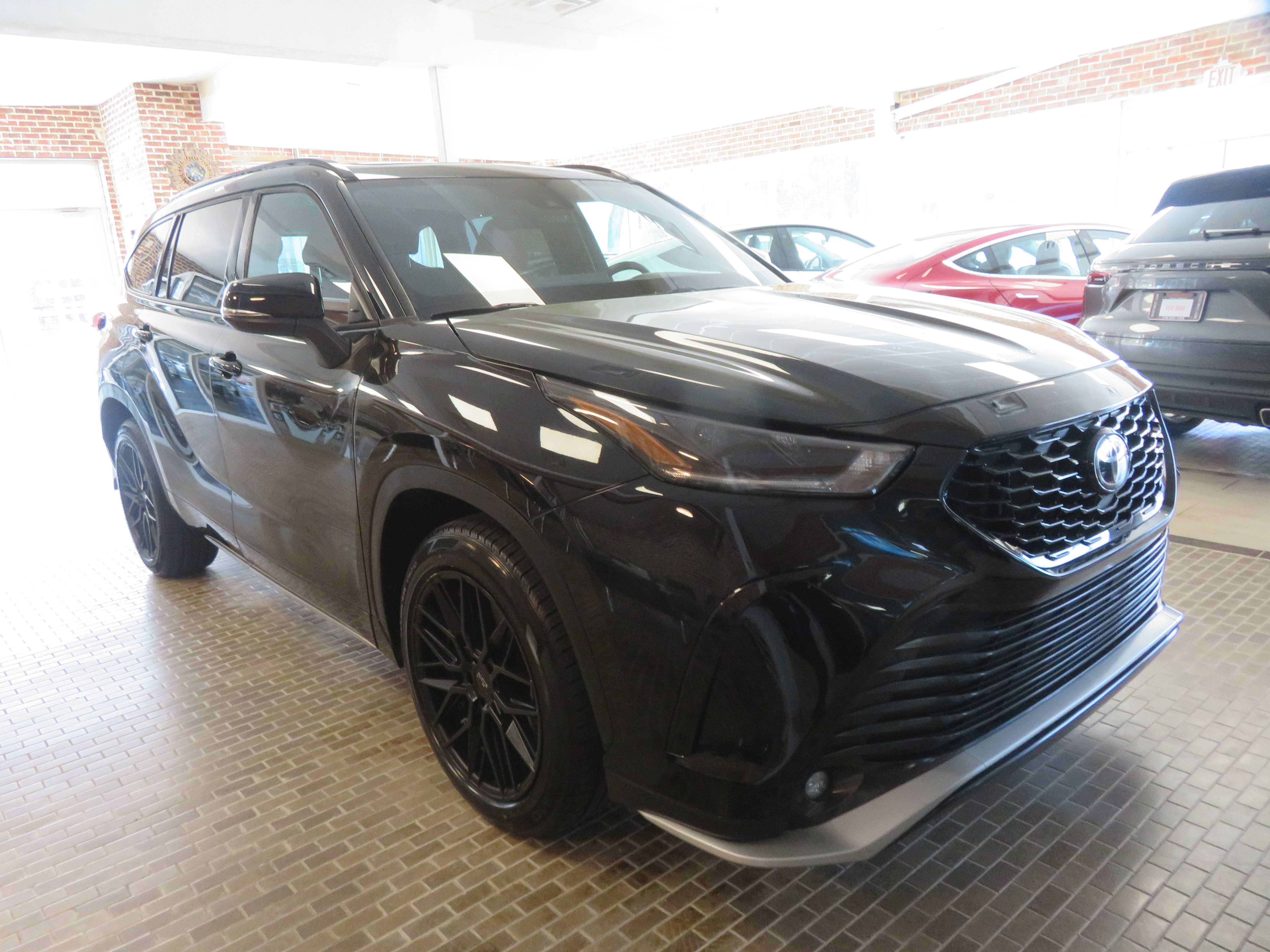 Used 2021 Toyota Highlander XSE AWD/4WD image 3