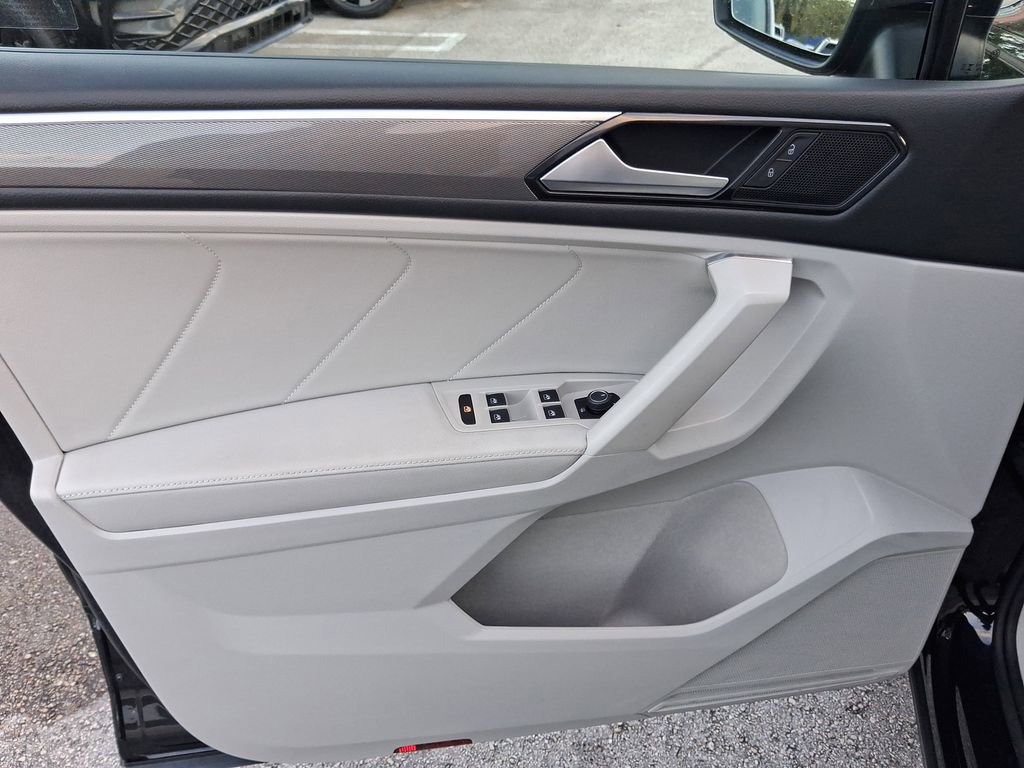 Used 2023 Volkswagen Tiguan SE R-Line image 16
