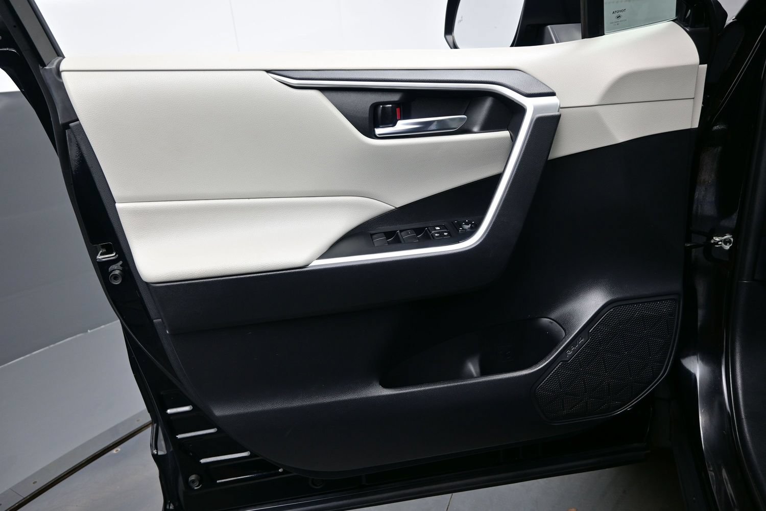 Used 2020 Toyota RAV4 XLE w/ XLE Grade Weather Package AWD/4WD image 9
