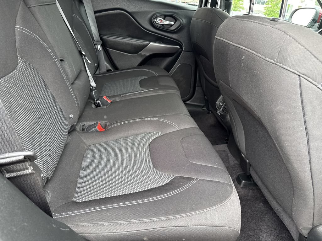 Used 2019 Jeep Cherokee Latitude w/ Cold Weather Group AWD/4WD image 13