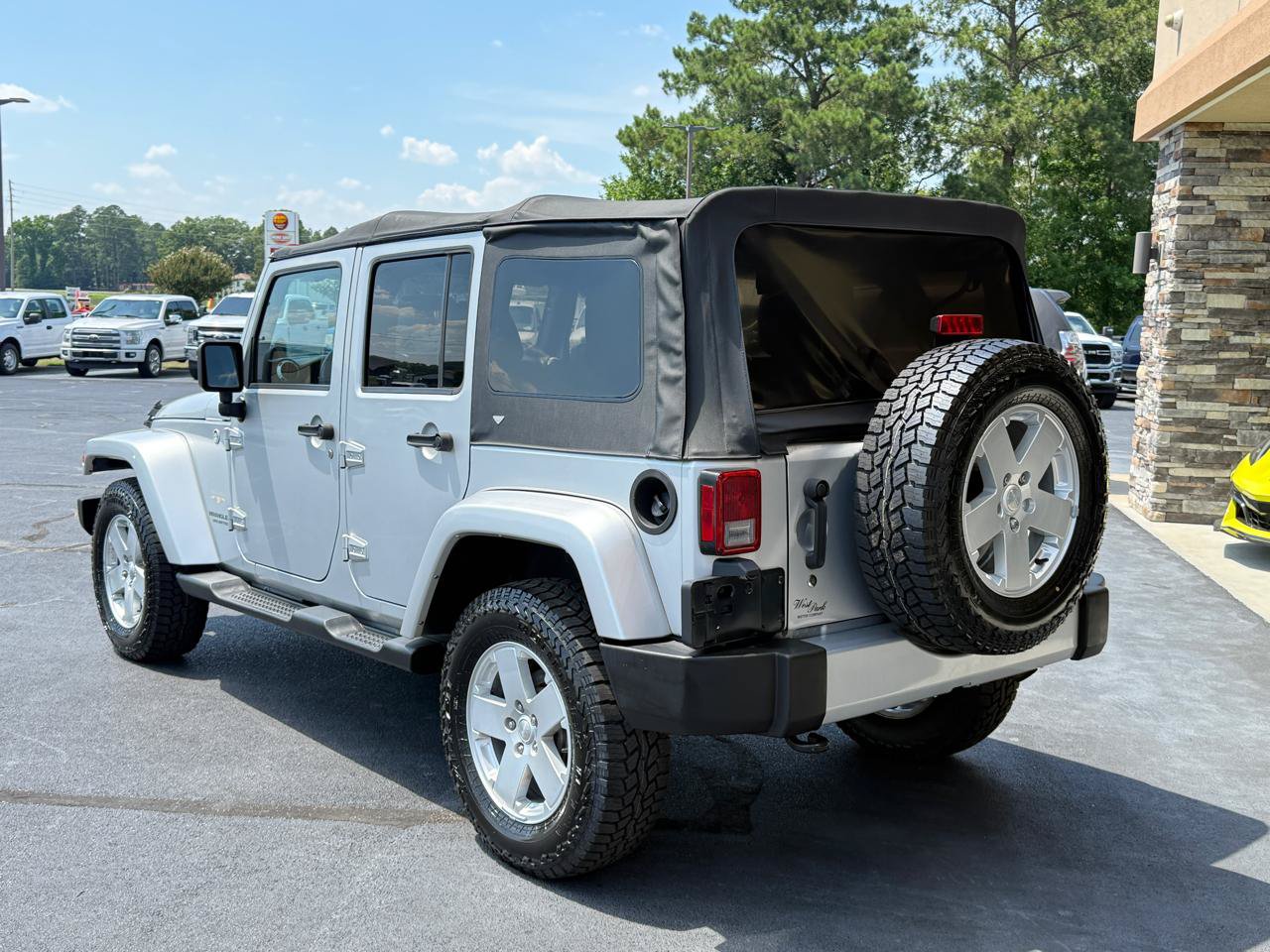Used 2012 Jeep Wrangler Unlimited Sahara w/ Connectivity Group AWD/4WD image 3