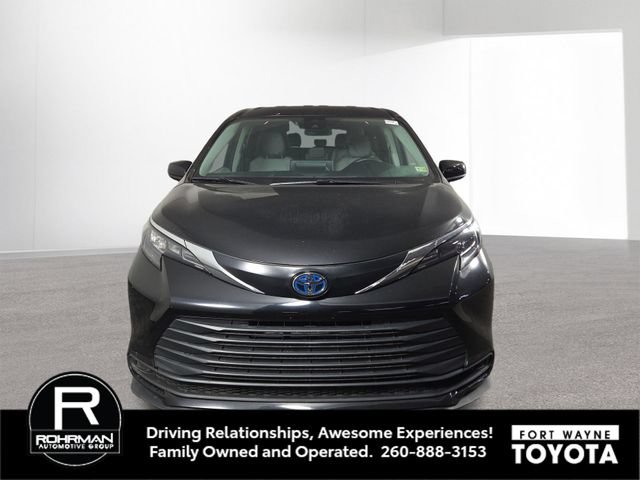 Used 2024 Toyota Sienna LE AWD/4WD image 3