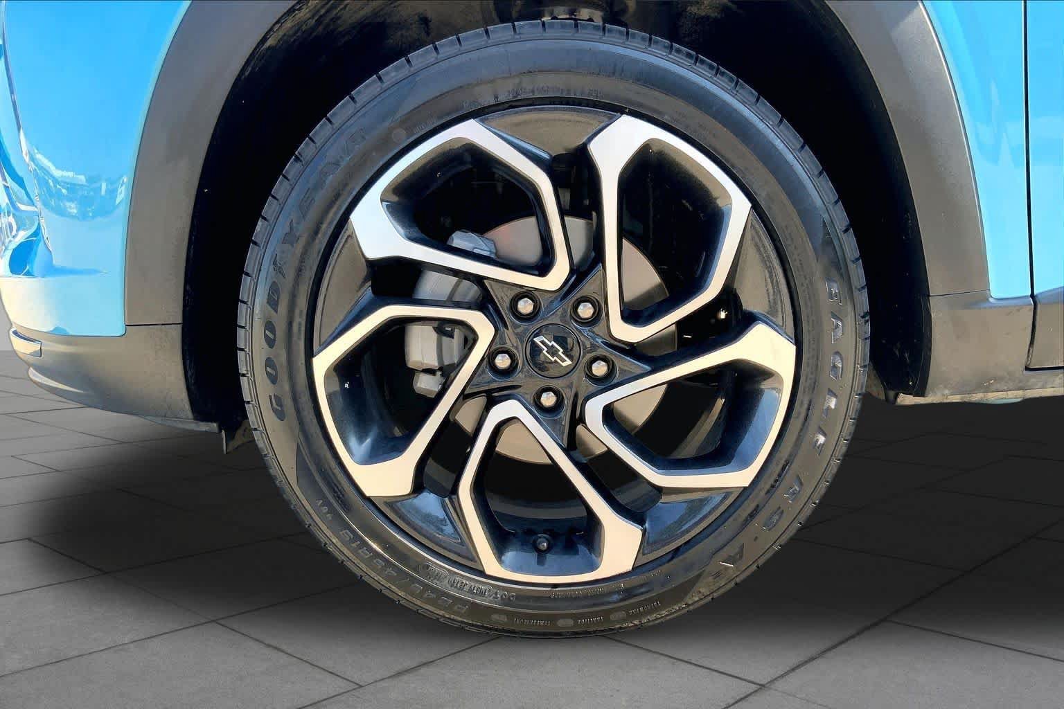 Used 2025 Chevrolet Trax RS FWD image 11