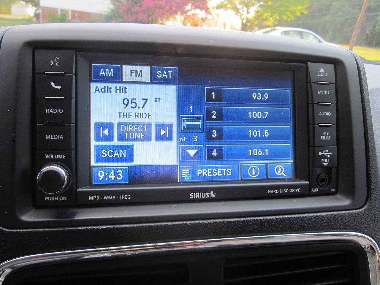 Used 2011 Dodge Grand Caravan Crew w/ Entertainment Group 1 FWD image 25