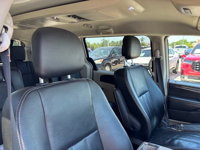 Used 2014 Chrysler Town & Country Touring FWD image 19