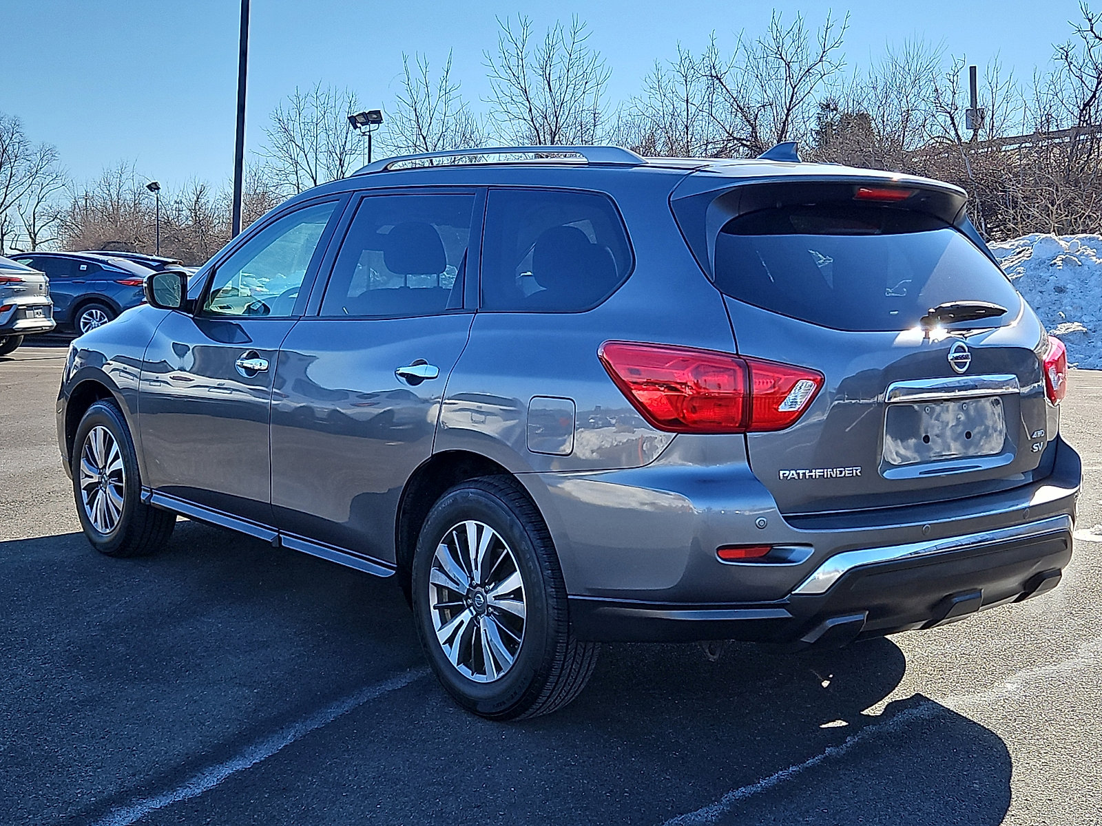 Used 2019 Nissan Pathfinder SV image 4