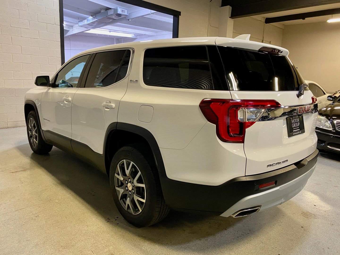 Used 2022 GMC Acadia SLE FWD image 6