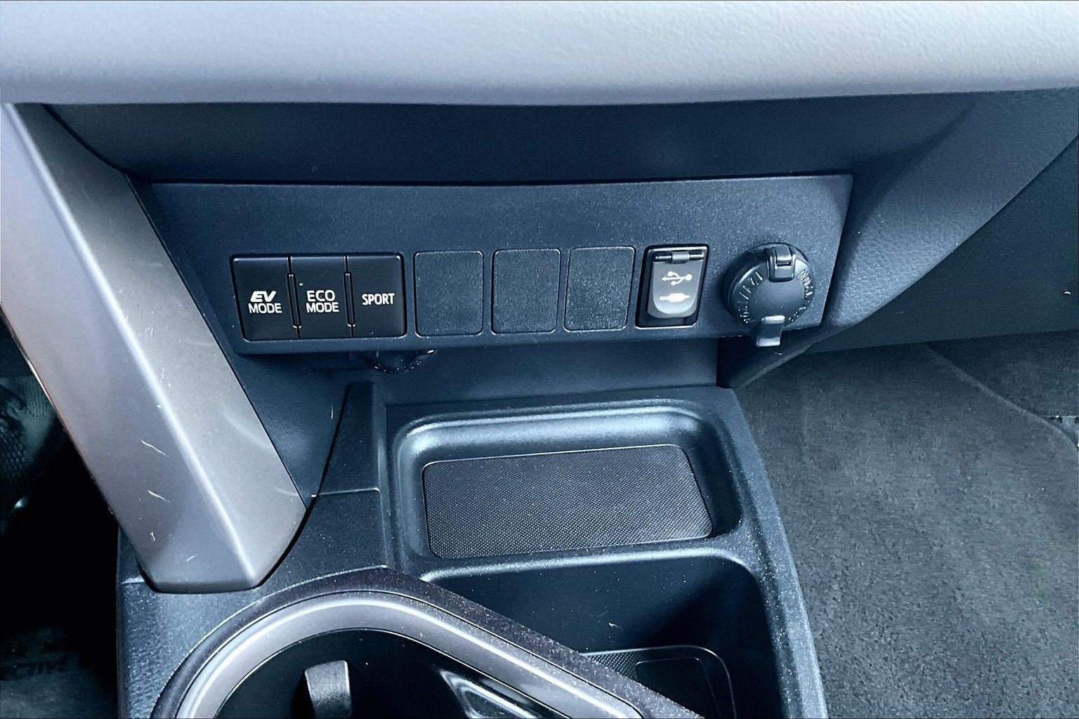 Used 2017 Toyota RAV4 XLE w/ Carpet Mat Package AWD/4WD image 31