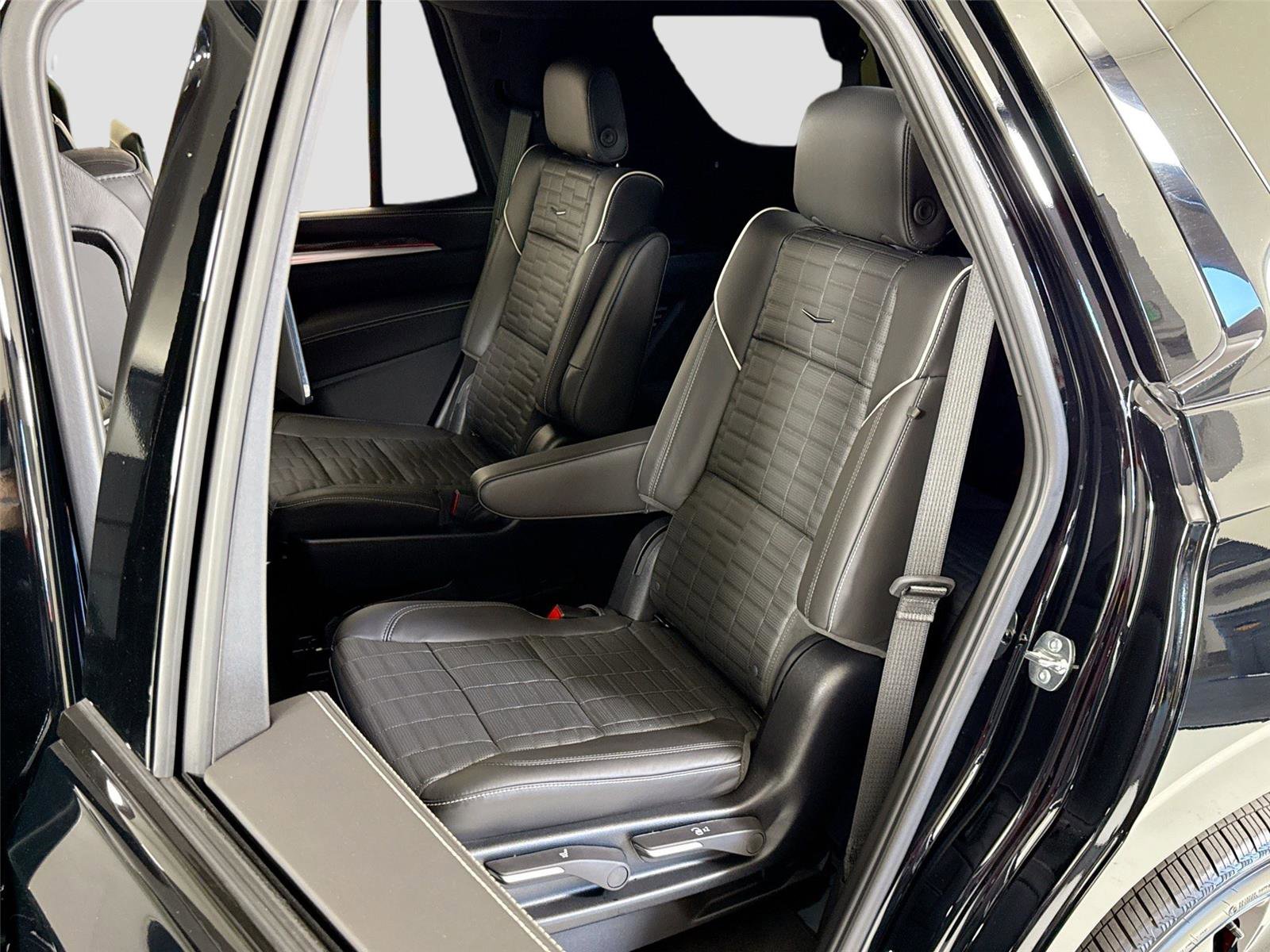 Used 2026 Cadillac Escalade V w/ LPO, ONYX Package AWD/4WD image 26