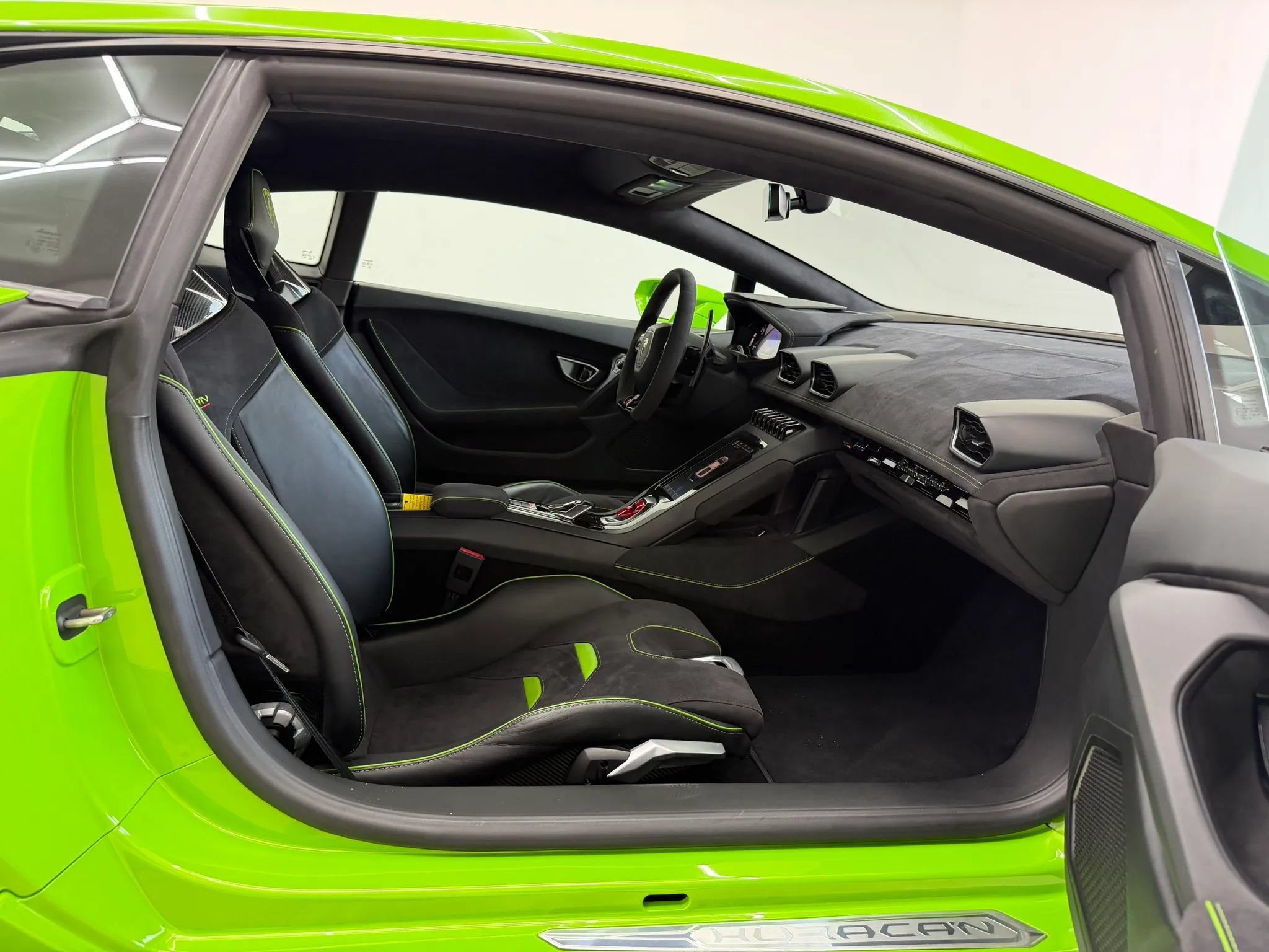Used 2022 Lamborghini Huracan EVO RWD image 31