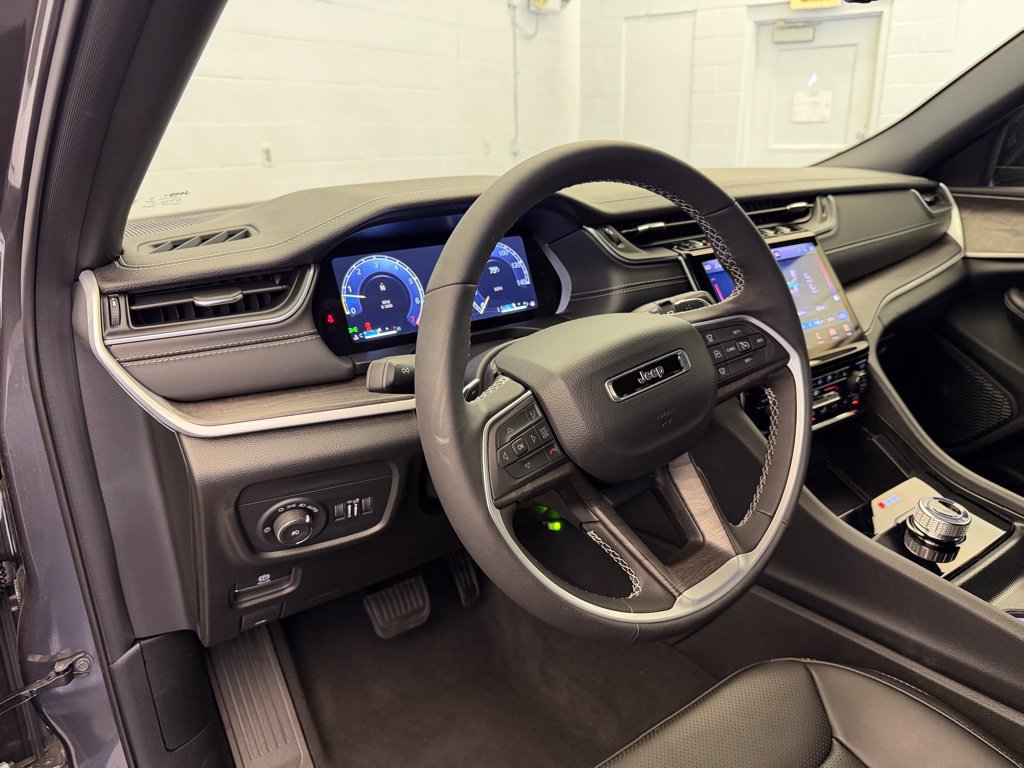 New 2025 Jeep Grand Cherokee Limited w/ Luxury Tech Group II RWD image 17