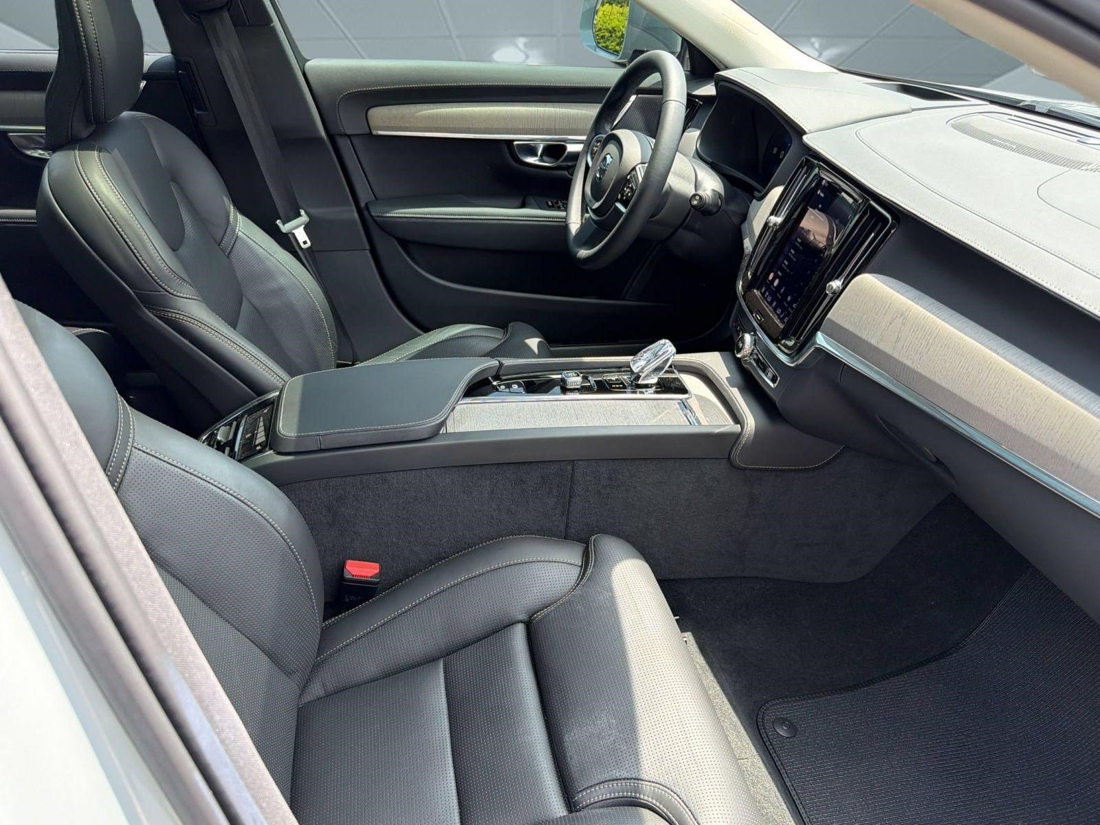 Certified 2025 Volvo V90 B6 Cross Country Ultra AWD/4WD image 24