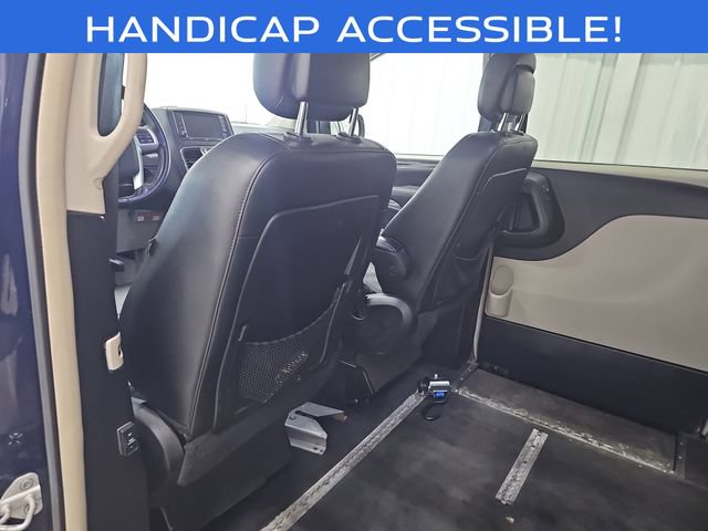 Used 2013 Chrysler Town & Country Touring FWD image 33