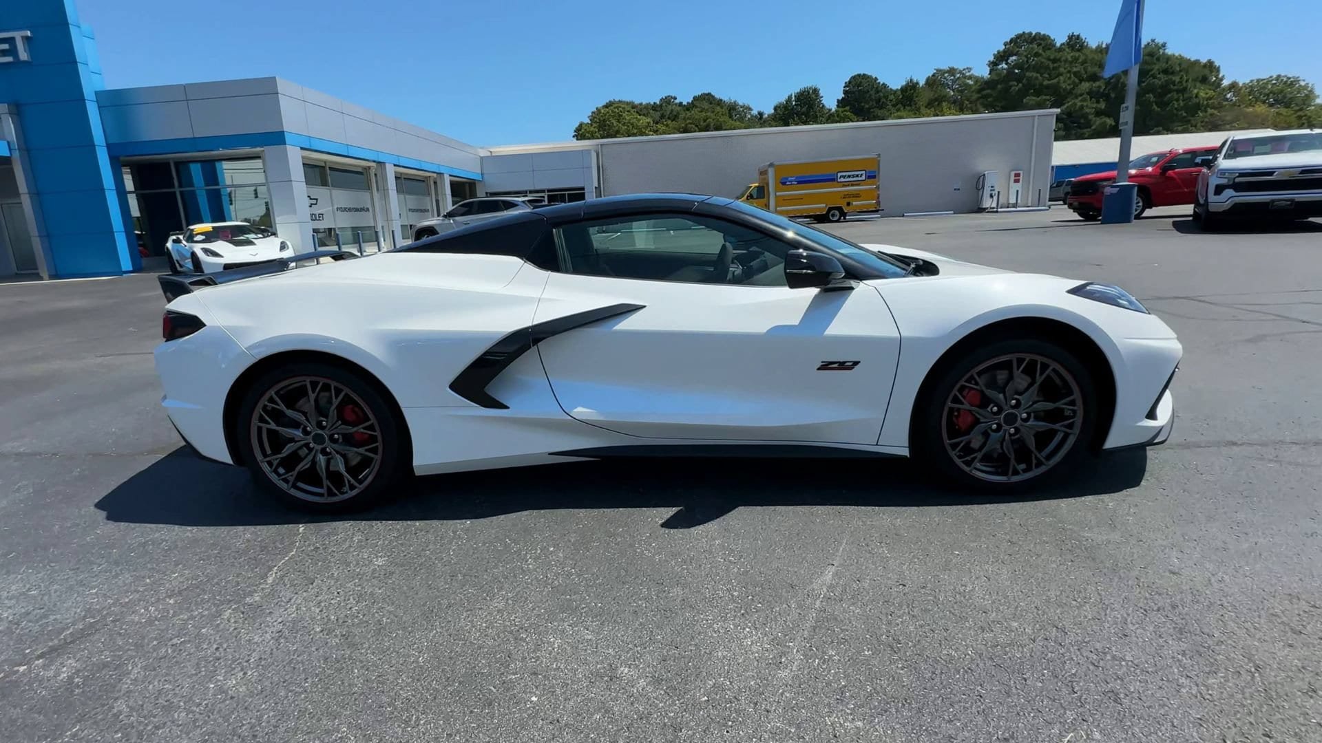 Used 2023 Chevrolet Corvette Stingray Premium Conv w/ Z51 Performance Package RWD image 9