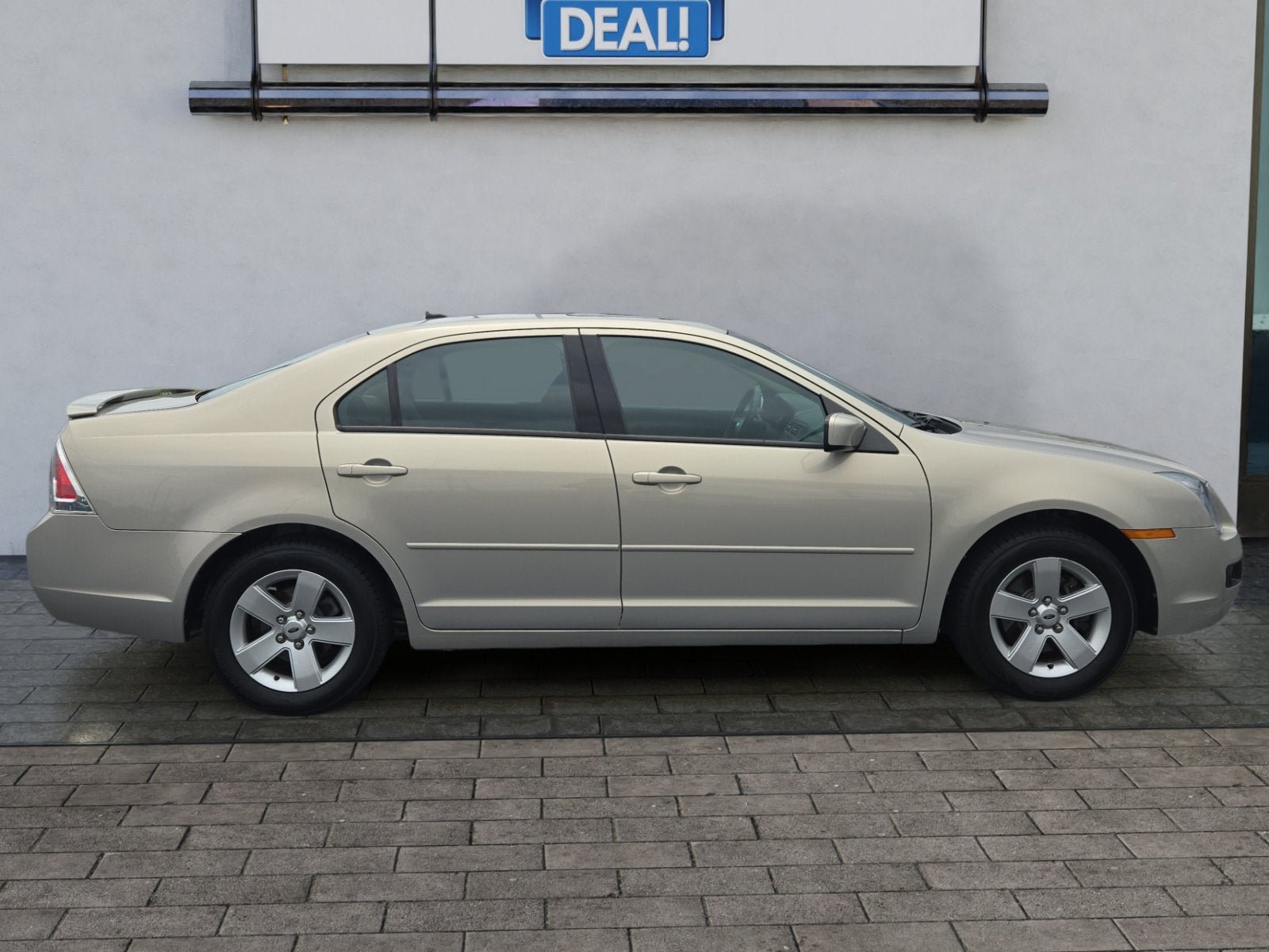 Used 2009 Ford Fusion SE FWD image 2