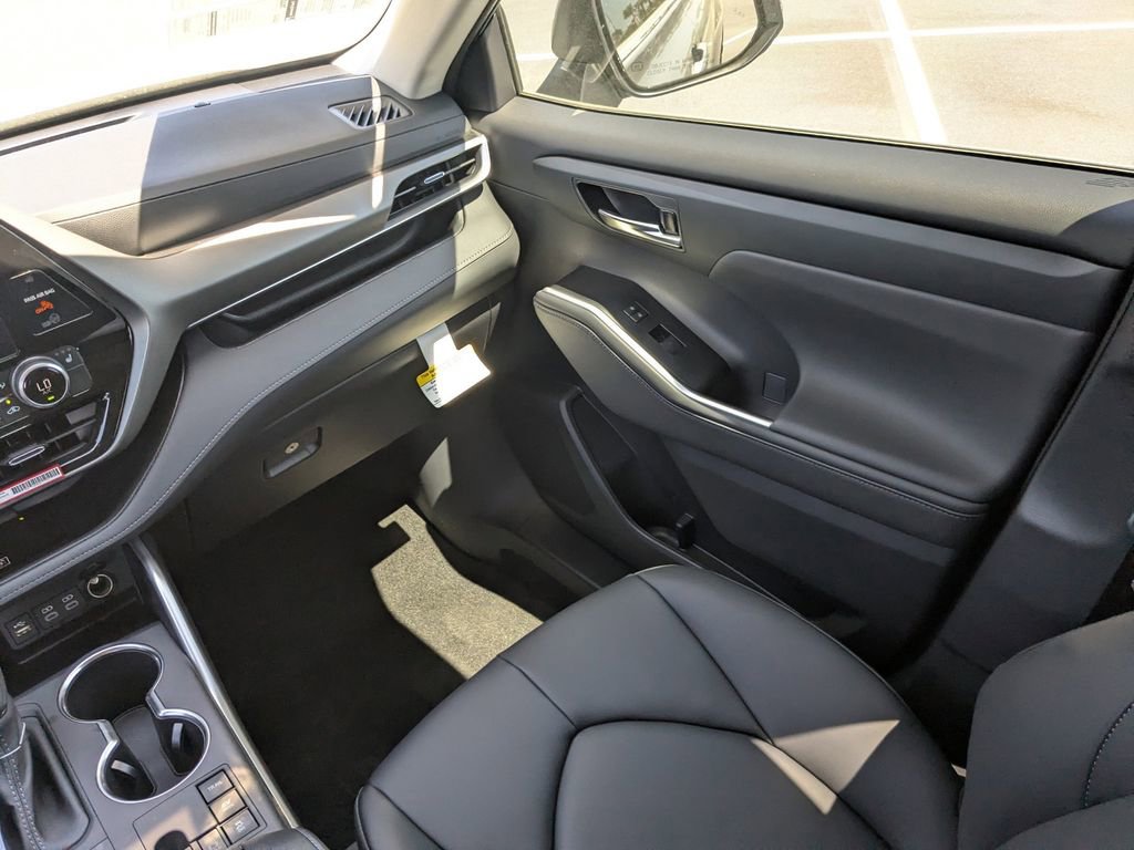 New 2026 Toyota Highlander XLE image 16